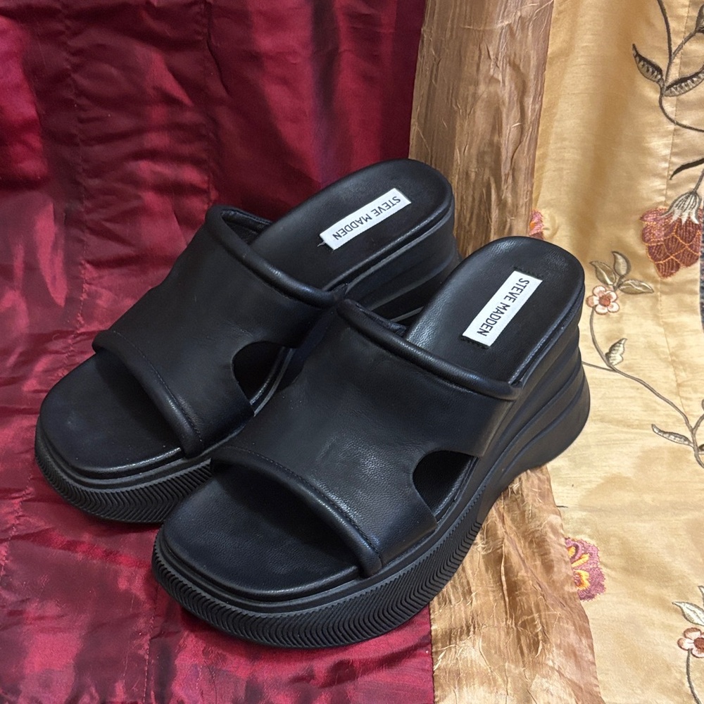 Steve Madden Black Platform Clue Sandal